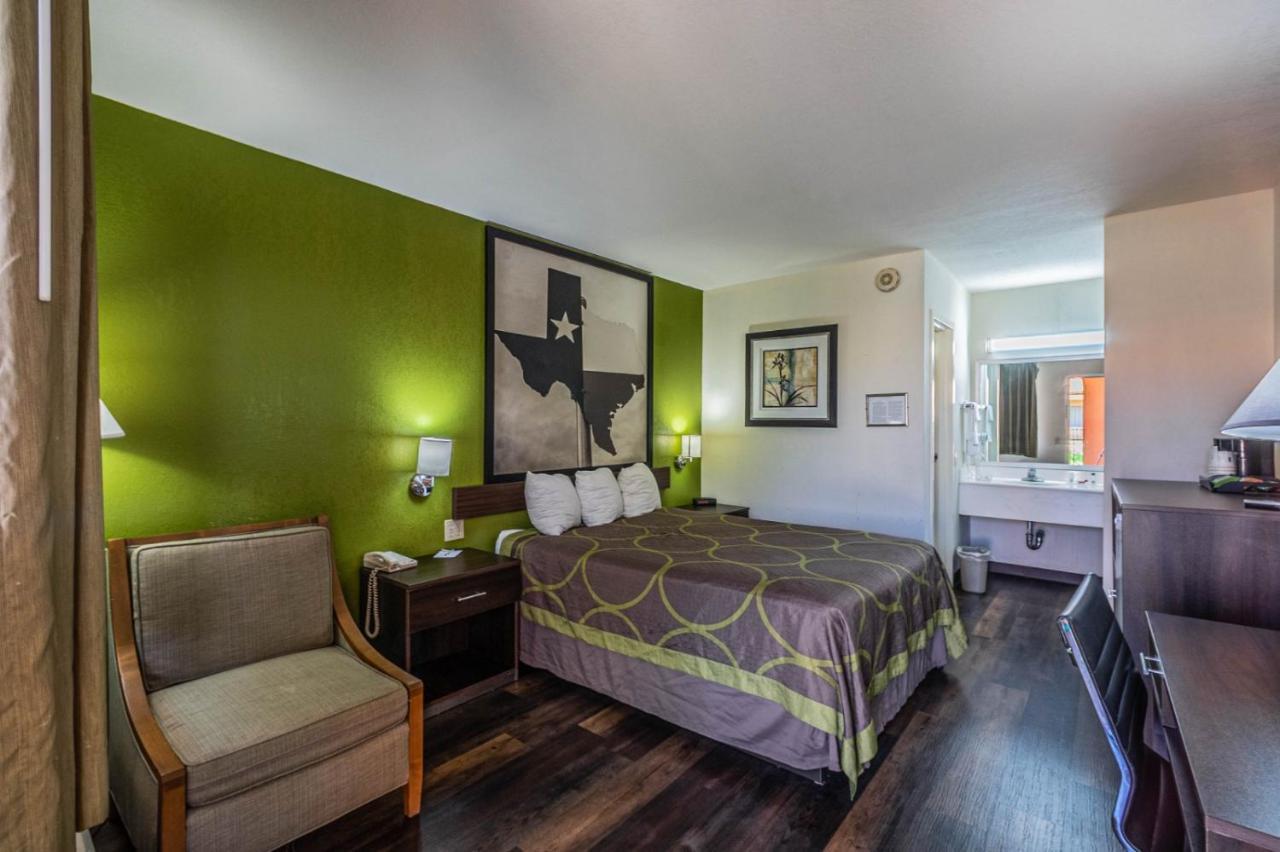 Hotel Super 8 By Wyndham Airport