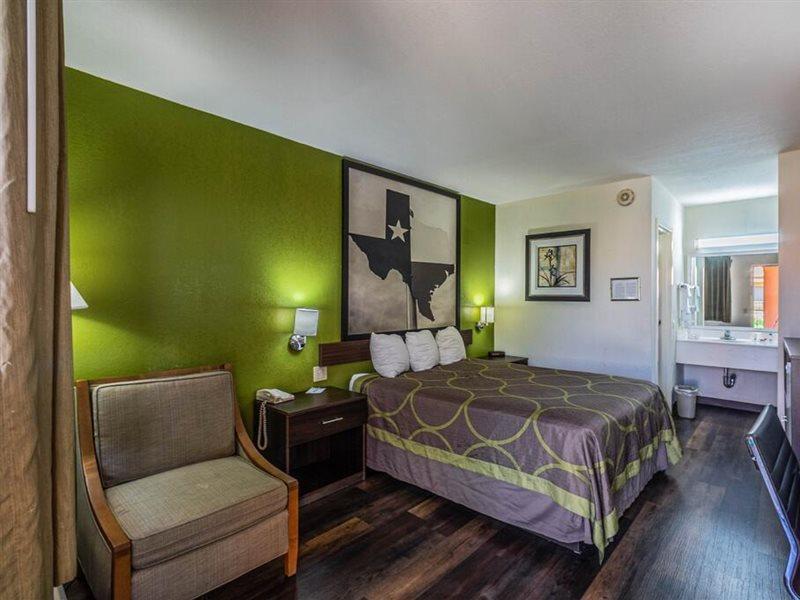 Super 8 By Wyndham Airport