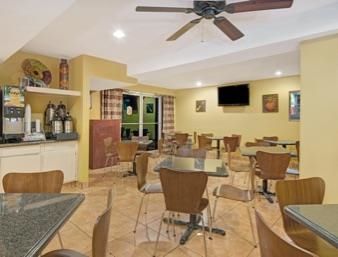 Hotel Super 8 By Wyndham Airport