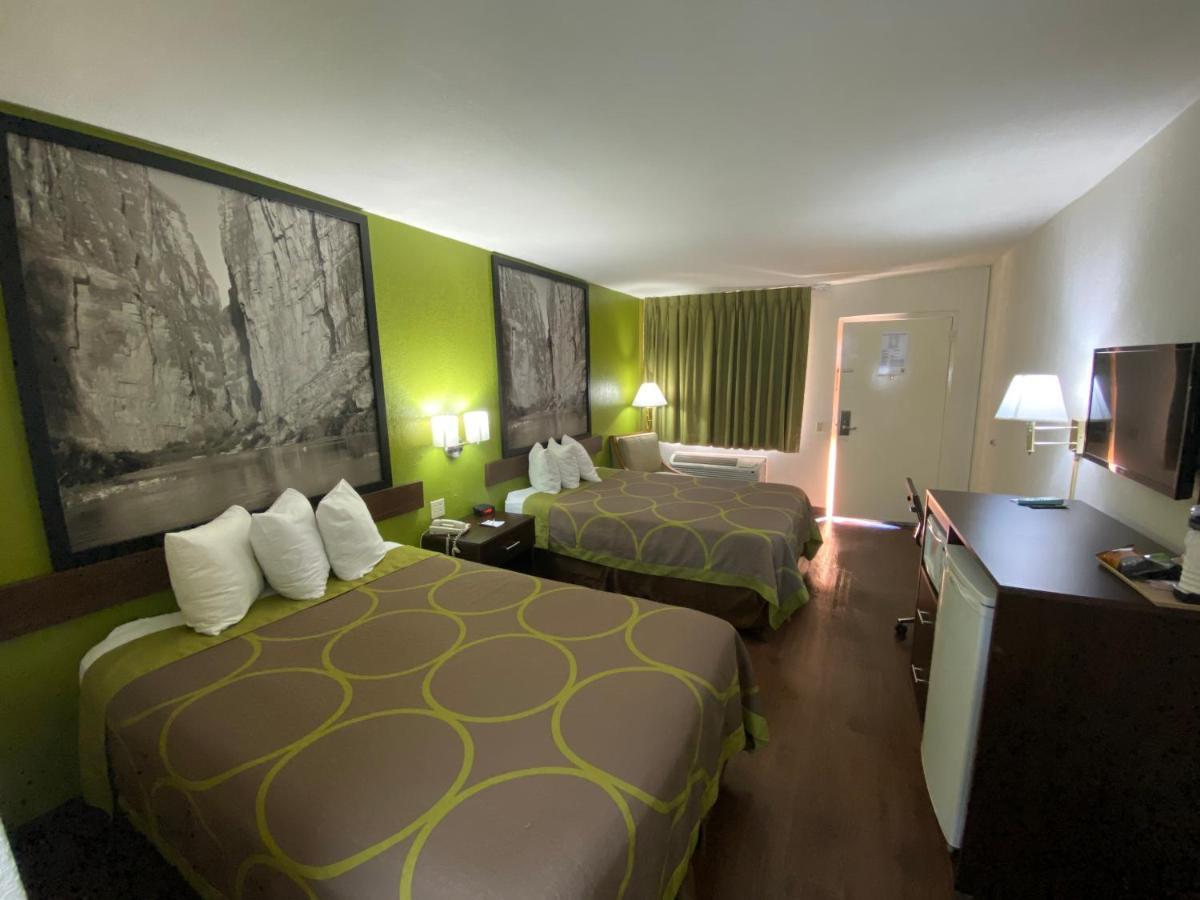Hotel Super 8 By Wyndham Airport