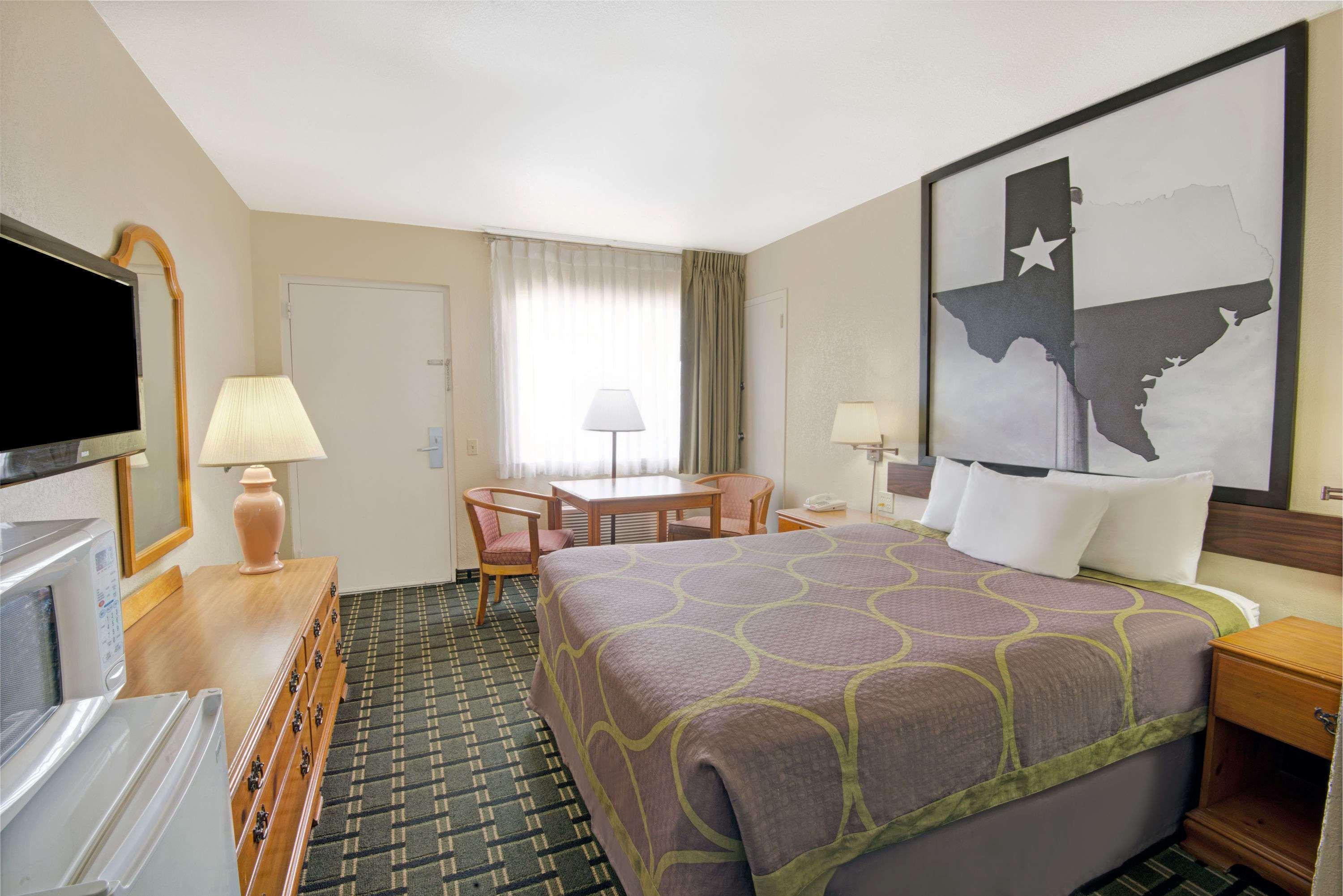 Super 8 By Wyndham Airport Hotel 2*
